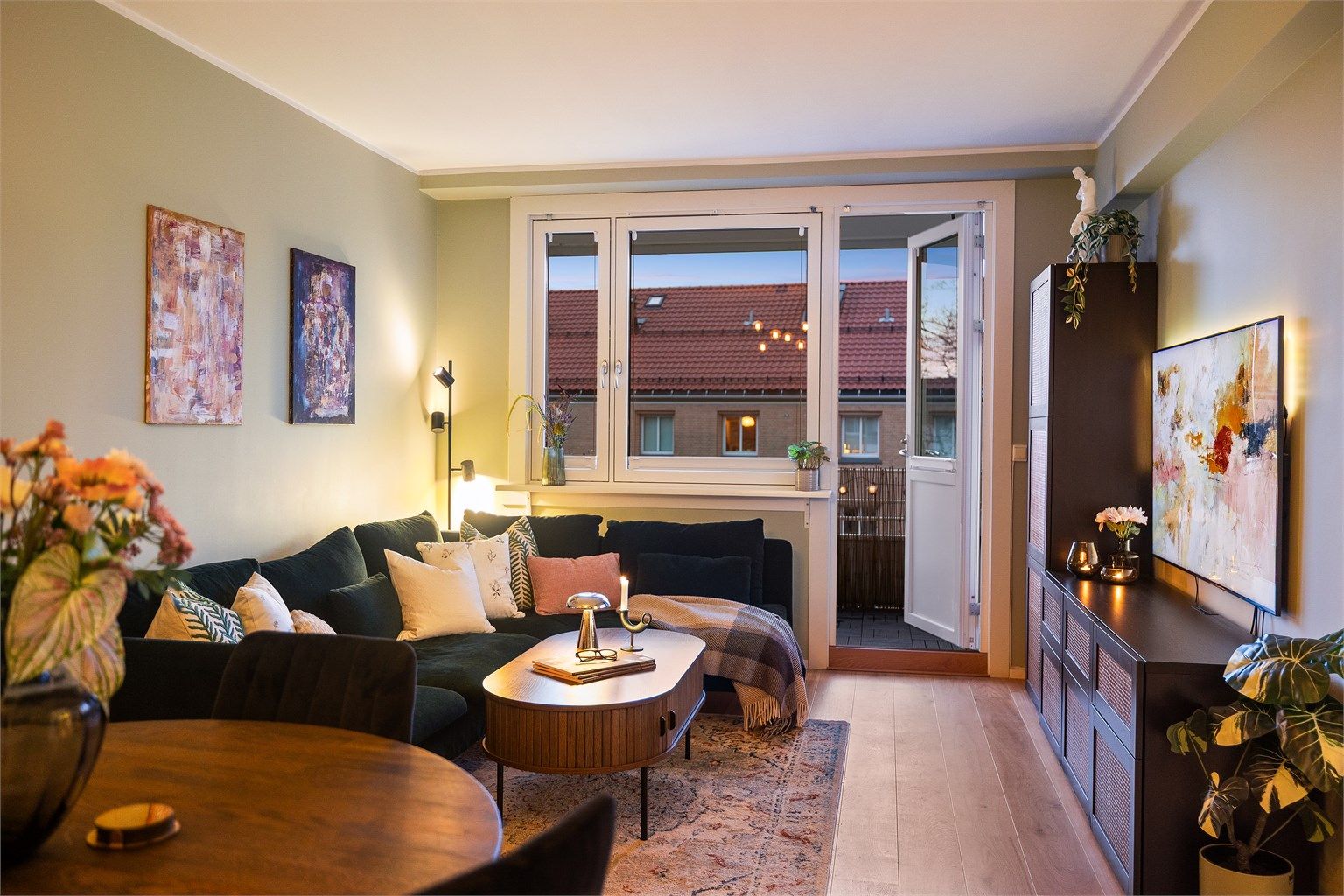 Her er det lagt vekt på kvalitet og funksjonalitet, med overflater holdt i duse og behagelige nyanser. 
