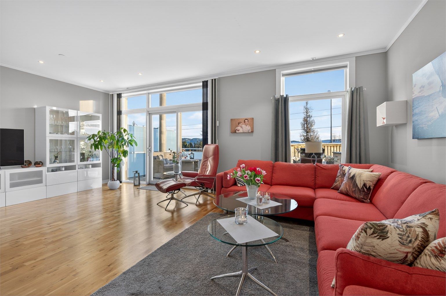 På stuen har man god plass til stor sofagruppe med tilhørende TV-møblement i tillegg til spisegruppe. 