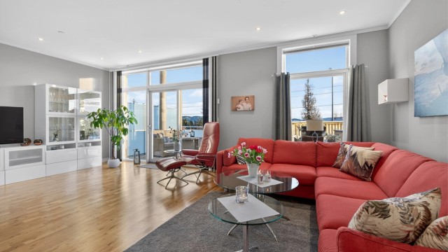 På stuen har man god plass til stor sofagruppe med tilhørende TV-møblement i tillegg til spisegruppe.