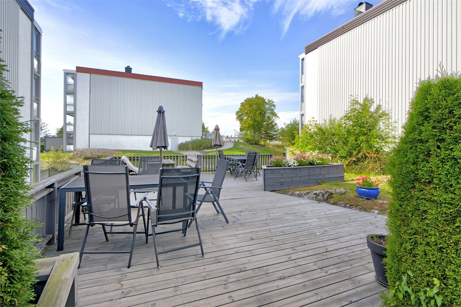 Platting på enden av blokken - perfekt for selskaper med plass til langbord, grill, etc