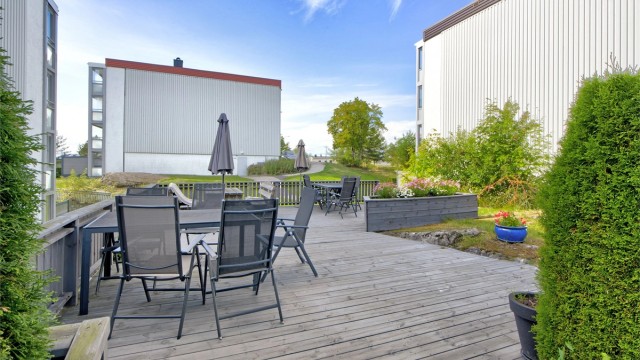 Platting på enden av blokken - perfekt for selskaper med plass til langbord, grill, etc