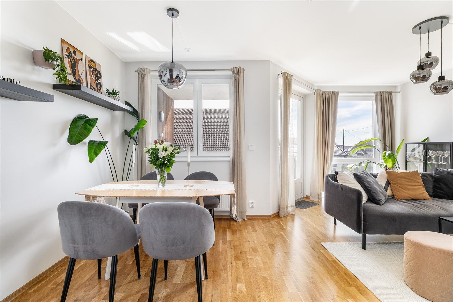 Vinduer mot sørøst gir gode sol- og lysforhold også i stuen, i tillegg til utsyn i samme himmelretning.