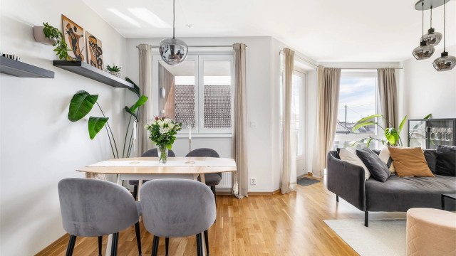 Vinduer mot sørøst gir gode sol- og lysforhold også i stuen, i tillegg til utsyn i samme himmelretning.