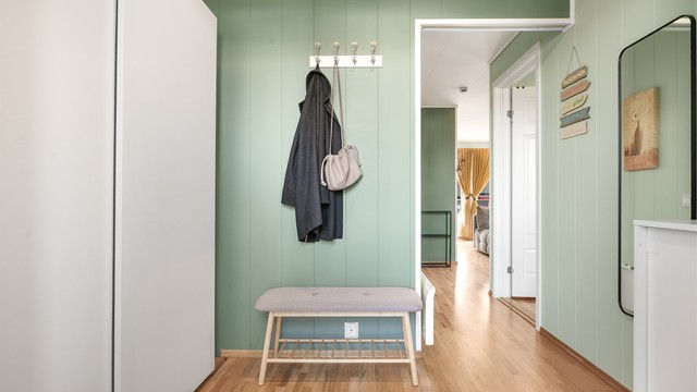 Fra entréen er det direkte tilgang til leilighetens øvrige rom. Veggene har malte panelplater.