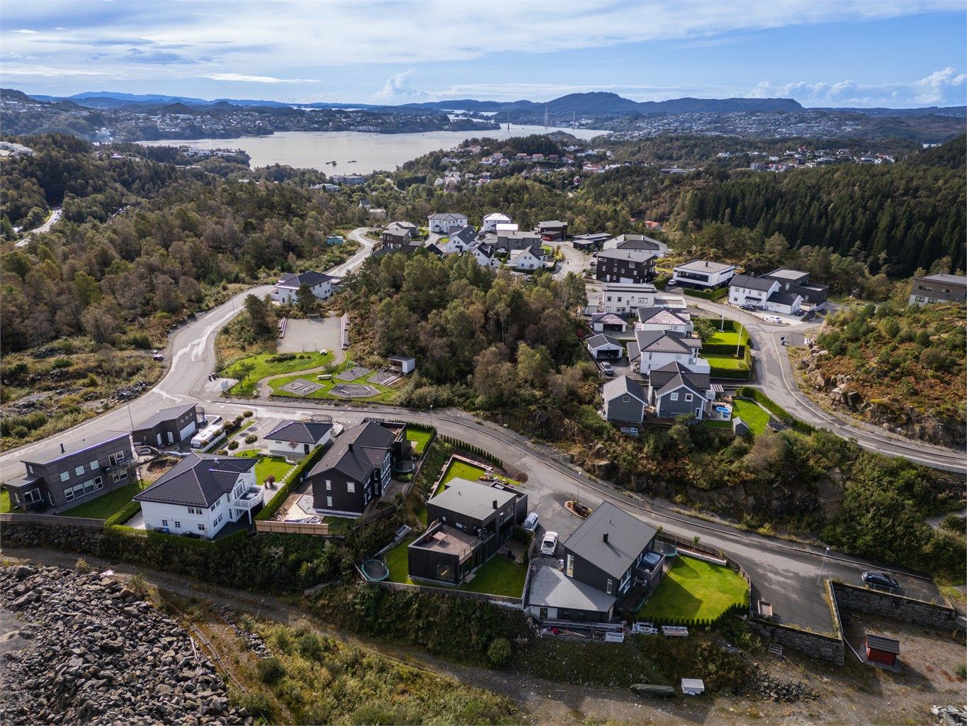 Fantastiske turområder som Follesemarken, Kolbeinsvarden og Storavarden ligger i nærheten – perfekte for helgeturer.