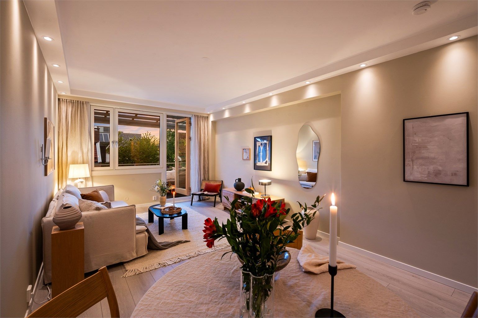 Her er det god plass til både sofagruppe, salongbord og tv-seksjon. Innfelte downlights i stuen sørger for gode innvendige lysforhold. 