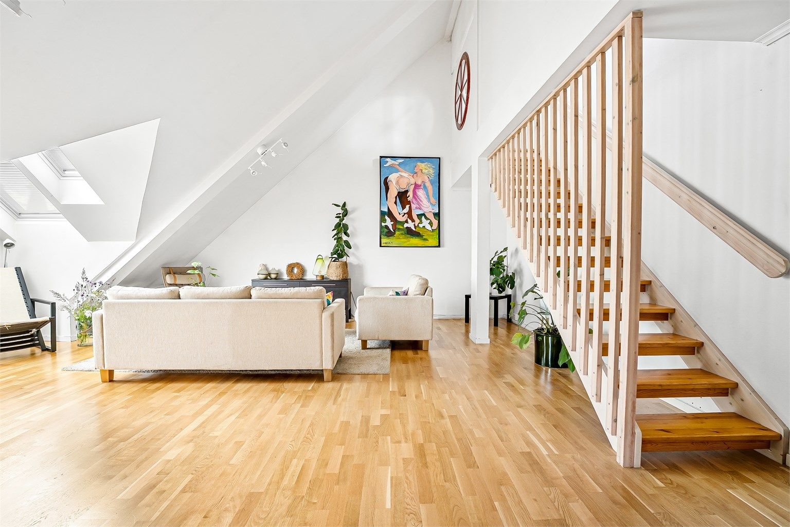 En sjarmerende loftsleilighet over to plan med takterrasse. 