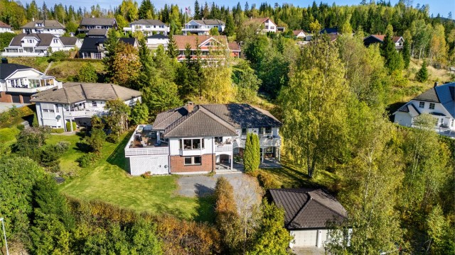 Eiendomsmegler Krogsveen v/Elisabeth Hanssen ønsker velkommen til Voldstadbakken 39!
Foto: Digit Media (Remi Fredheim)