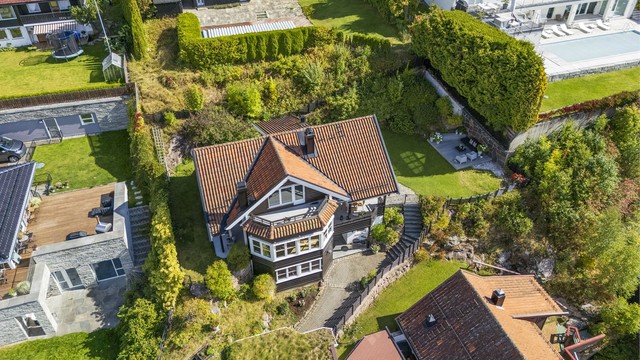 Fra luften kommer boligens attraktive plassering tydelig frem