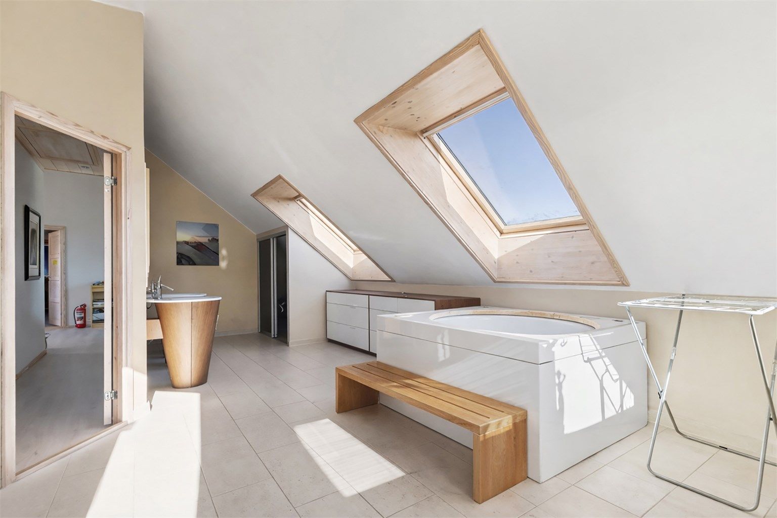 Bildet er redigert ved hjelp av AI.
Badet har en åpen og luftig følelse.