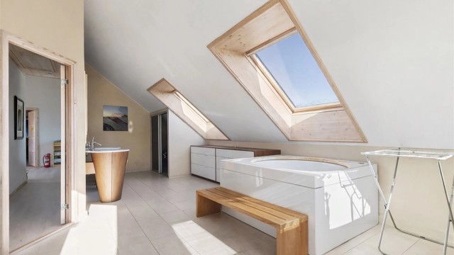 Bildet er redigert ved hjelp av AI.
Badet har en åpen og luftig følelse.