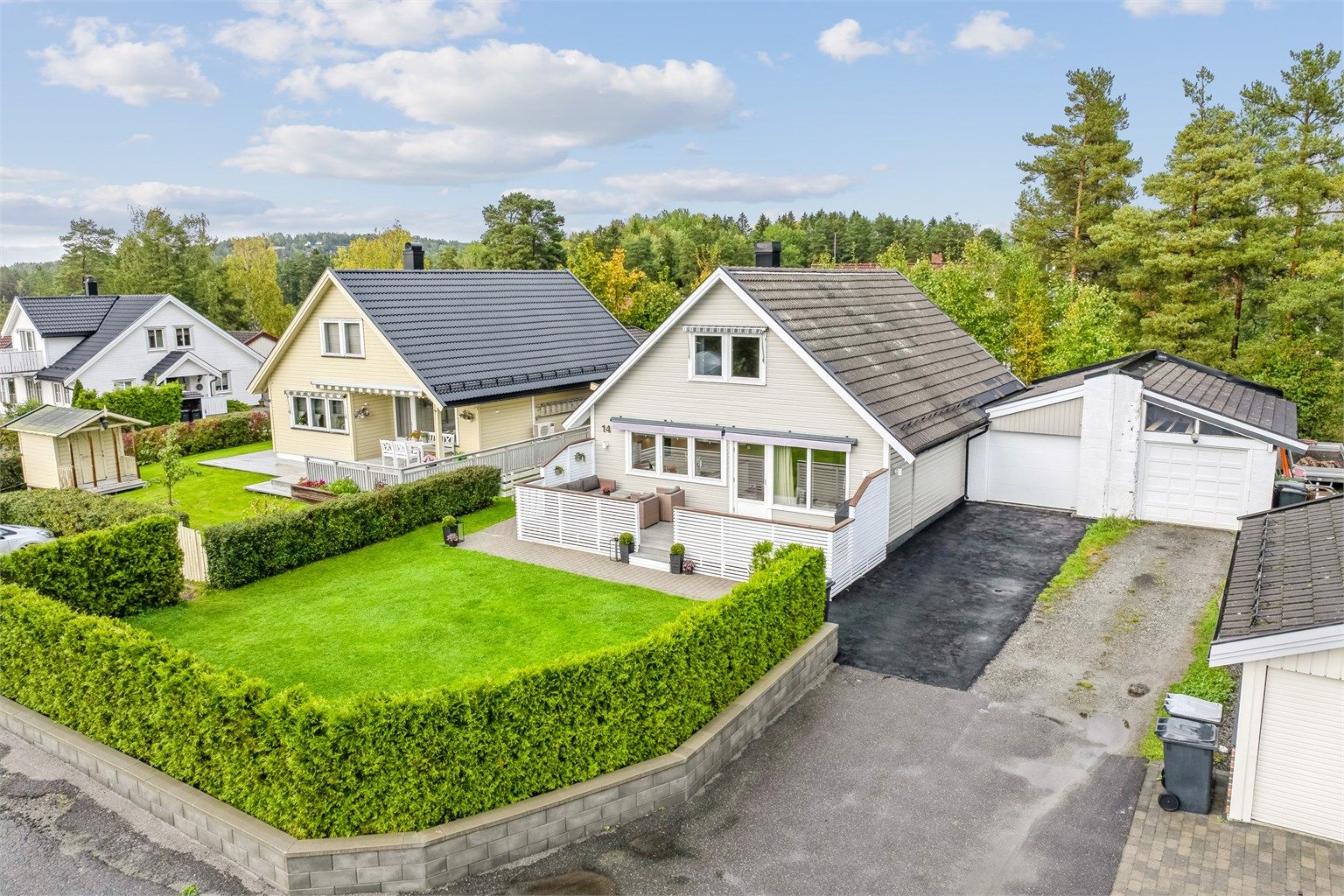 Eiendommen er beliggende i et attraktivt og barnevennlig boområde sentralt på Fagerstrand med kort vei "til det meste"
