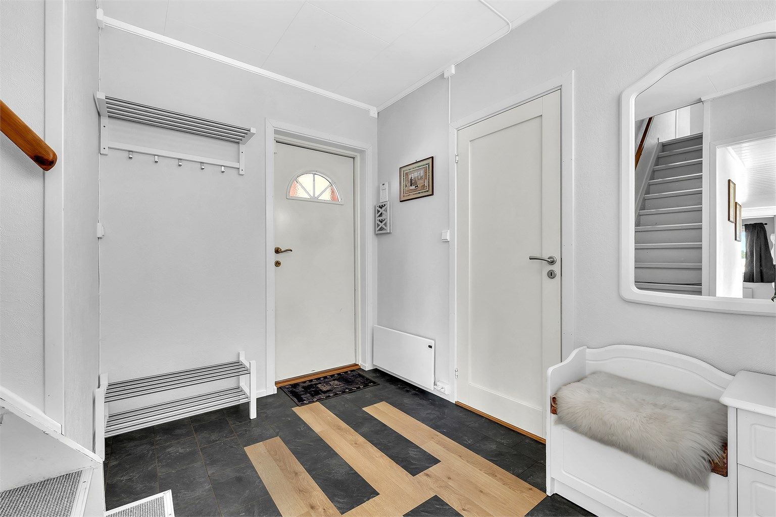 Velkommen inn! Du blir møtt av en entré med god plass til å henge fra seg ytterklær og sko, og med plass til å montere garderobeskap.