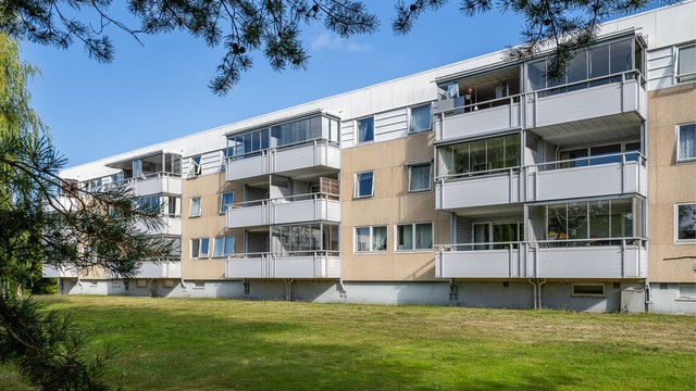 Nabolaget preges av rolige omgivelser og trygge rammer, samtidig som du har umiddelbar nærhet til alt du trenger i hverdagen.