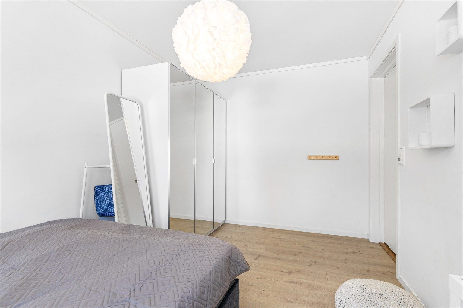 Det er 2 soverom i 1.etasje som passer godt som gjesterom, barnerom eller kontor.