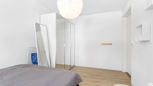 Det er 2 soverom i 1.etasje som passer godt som gjesterom, barnerom eller kontor.