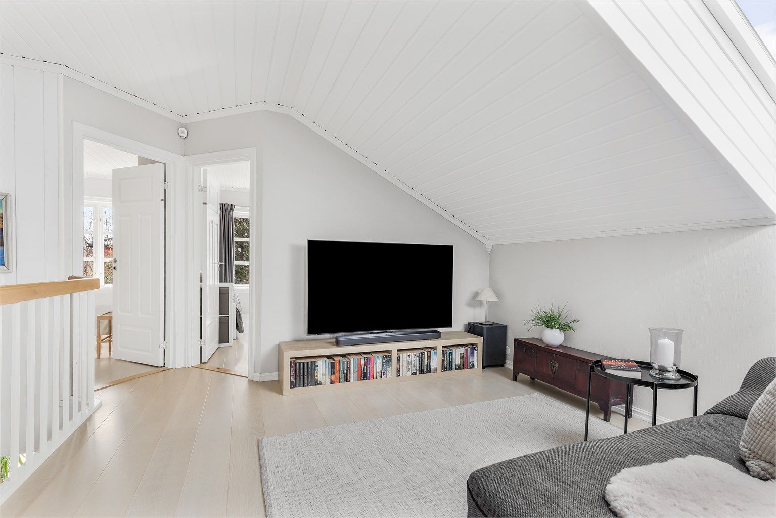 Loftstuen har plass til sittegruppe og TV-område. Herfra er det tilgang til badet og etasjens tre soverom.