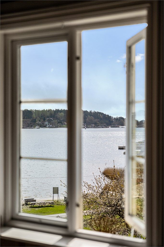 Om sommeren åpnes vinduer og dører slik at sjølufta kan fylle huset, en veldig koselig utsikt fra spiseplassen på kjøkkenet.