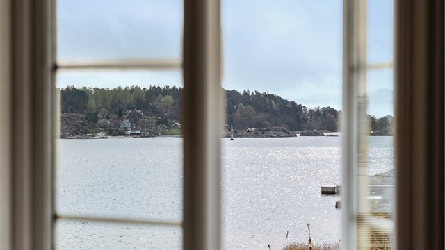 Om sommeren åpnes vinduer og dører slik at sjølufta kan fylle huset, en veldig koselig utsikt fra spiseplassen på kjøkkenet.