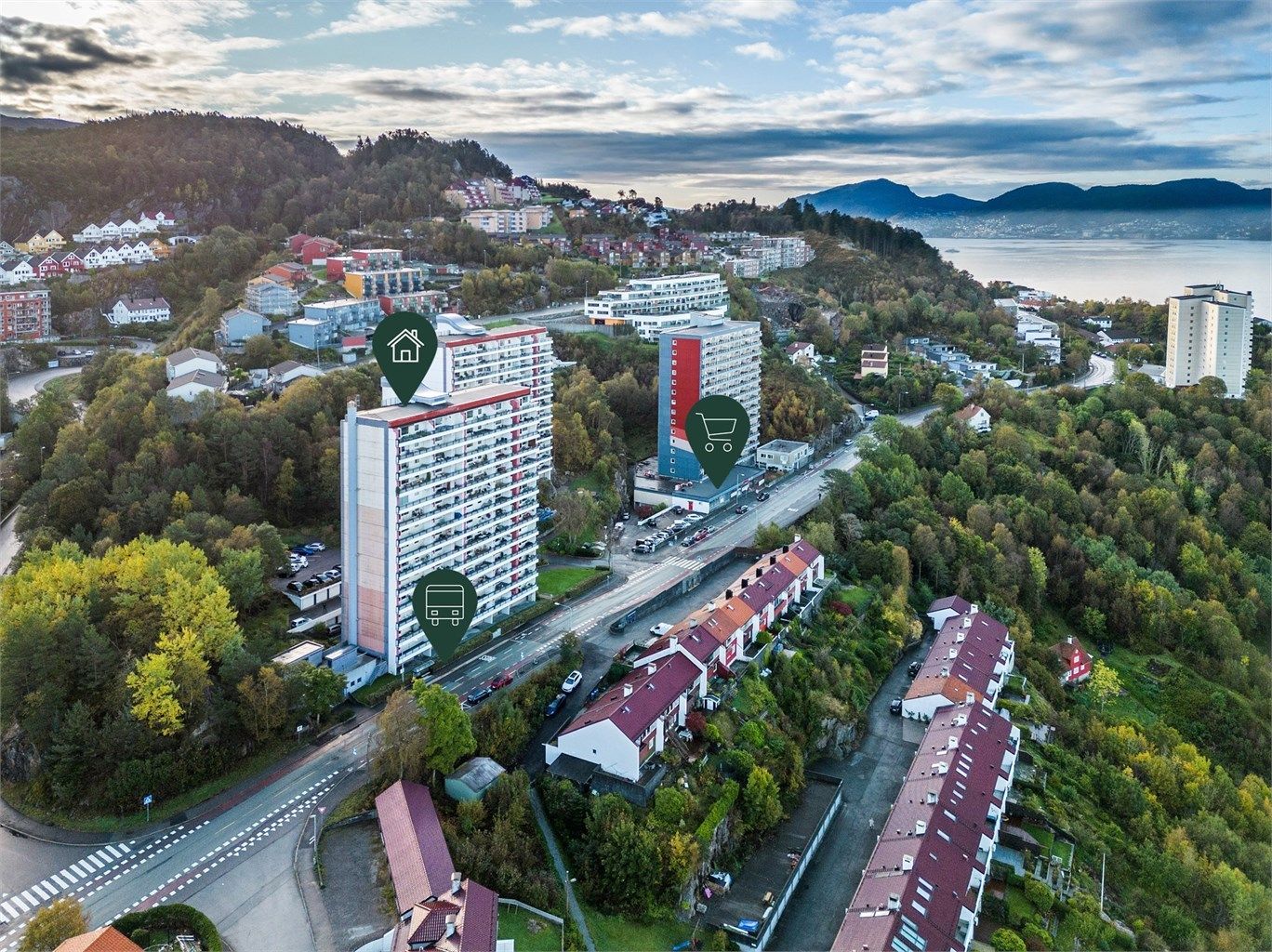 Nærområdet byr på både maritime omgivelser og fantastiske turmuligheter. Coop Extra ligger i bunnen av naboblokken. 