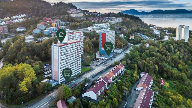 Nærområdet byr på både maritime omgivelser og fantastiske turmuligheter. Coop Extra ligger i bunnen av naboblokken.