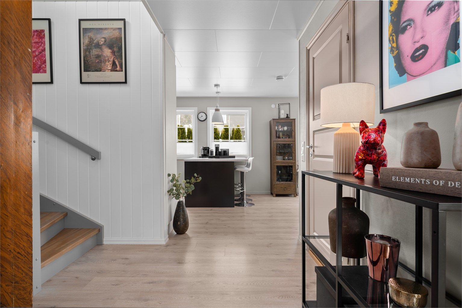 Hele 1. etasje varmes opp med varmekabler i gulv, samt vedfyring og varmepumpe.