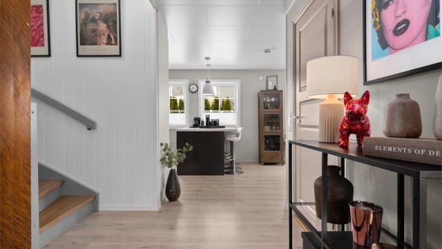 Hele 1. etasje varmes opp med varmekabler i gulv, samt vedfyring og varmepumpe.