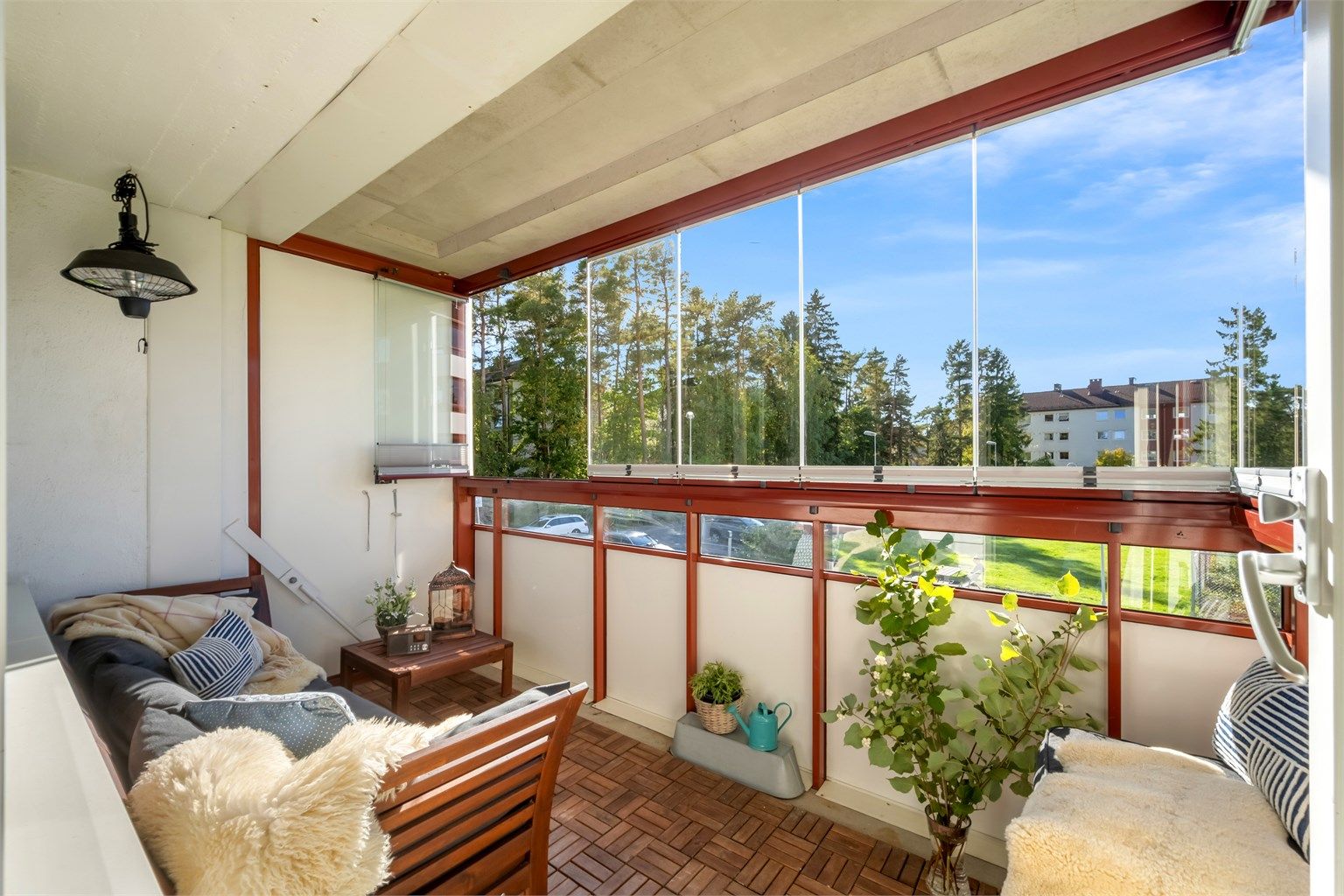 En lys og innholdsrik andelsleilighet på 76 m² BRA-i med fire soverom, peisovn og solrik balkong. Foto: Martine Eren Jacobsen