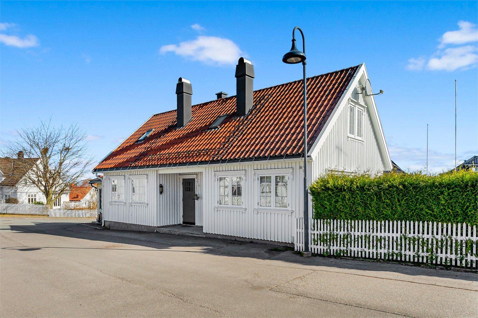 Boligen har en klassisk og maritim fasade som glir godt inn i den sjarmerende bebyggelsen i Åsgårdstrand.