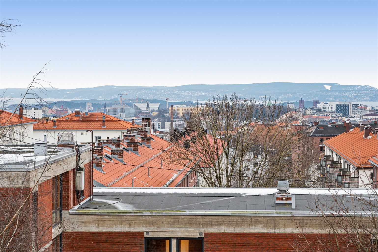 Nydelig utsikt over byens tak! 