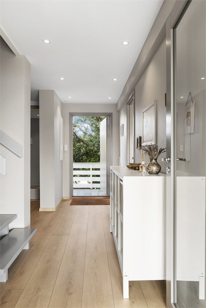 Velkommen inn i en lys og innbydende entré med god plass til oppbevaring.