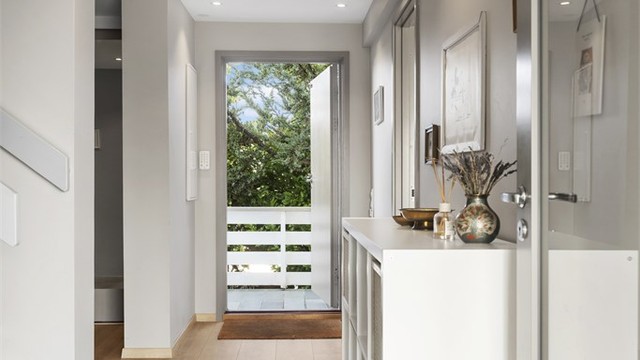 Velkommen inn i en lys og innbydende entré med god plass til oppbevaring.