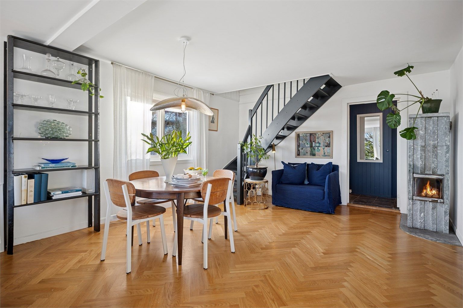 Det er god plass til spisebord for hyggelige sammenkomster med familie og venner.