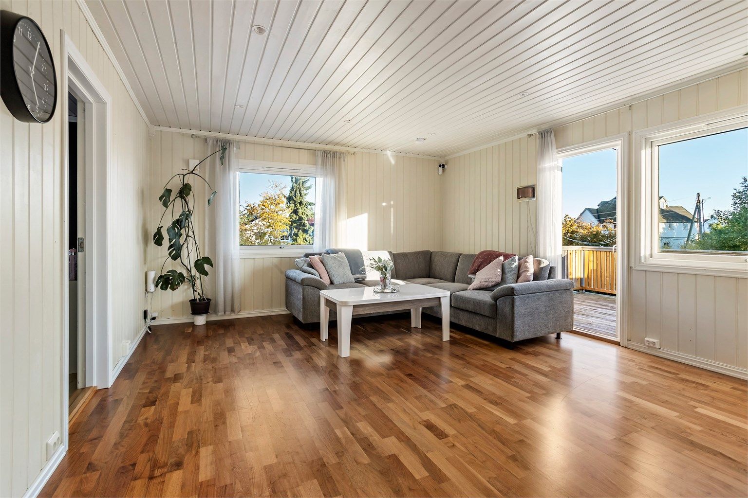 Stuen har parkettgulv, downlights i himlingen og store vindusflater.