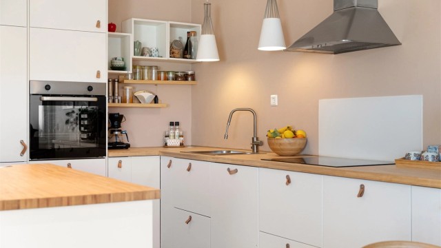 Kjøkkenet har slette fronter på skap og skuffer, og benkeplate av laminat
