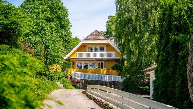 Boligen ligger idyllisk og tilbaketrukket, omgitt av frodig vegetasjon i et veletablert og attraktiv nabolag.