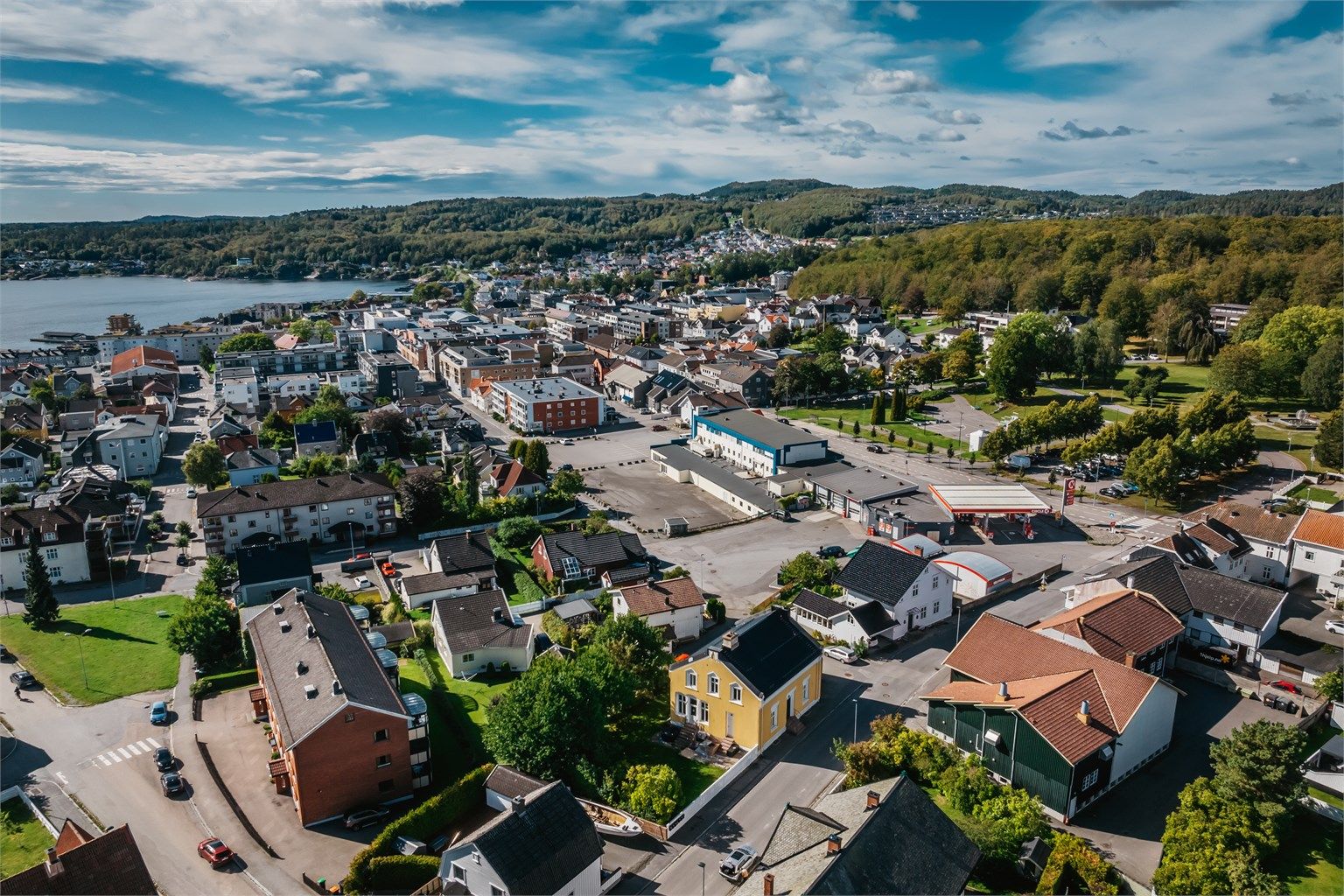 Sentral beliggenhet med kort gangavstand til Larvik sentrum, butikker, serveringssteder, kollektivtransport og øvrige servicetilbud. Her bor du med alt du trenger i det daglige innen rekkevidde.