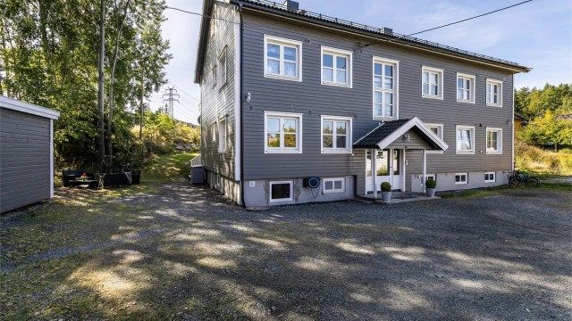 Noe av arealet utenfor leiligheten benyttes i dag til en ekstra sittegruppe. Tomten er per definisjon fellesareal for sameiet.