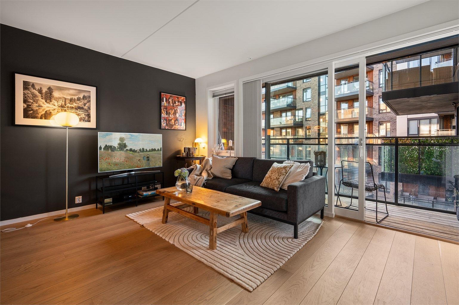 Stuen har store vindusflater og 3-lags energiglass fra 2020 som sikrer godt lysinnslipp og energieffektivitet.