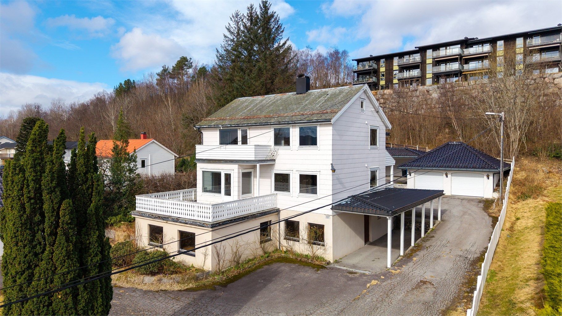 Tomannsboligen har en tilhørende carport i tillegg til garasjeplassene