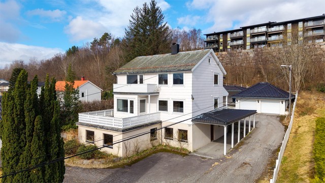 Tomannsboligen har en tilhørende carport i tillegg til garasjeplassene