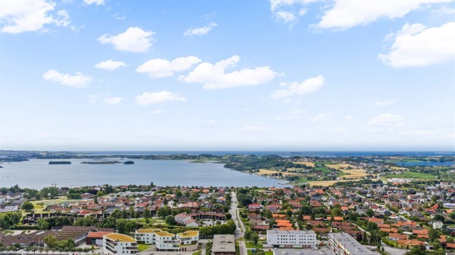 Eiendommen ligger sentralt og rolig til på Madla, med nærhet til det meste.