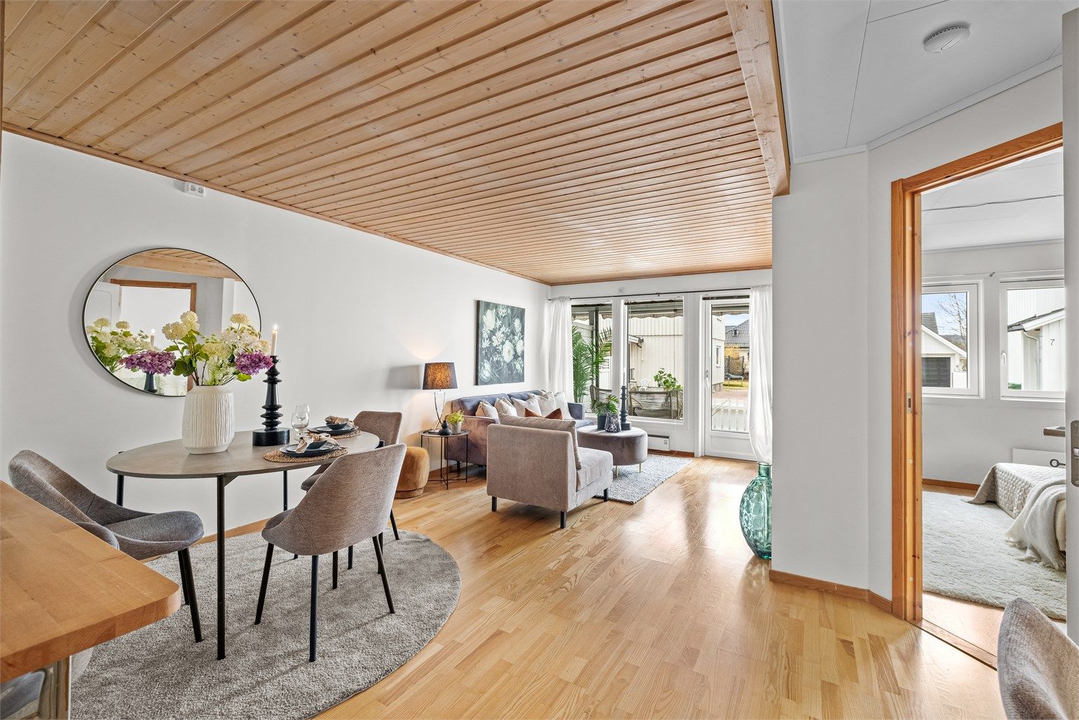 Stuen er romslig og lys, med direkte utgang til den store terrassen.