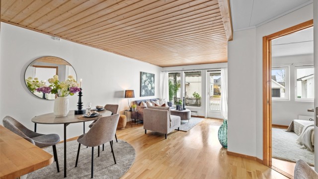 Stuen er romslig og lys, med direkte utgang til den store terrassen.