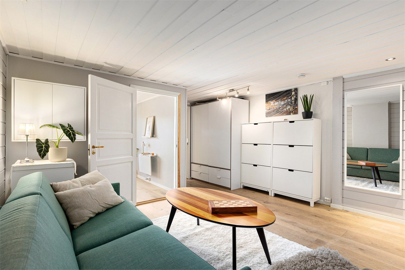 Fra entréen er det videre adkomst til en romslig hall med ekstra plass til yttertøy i garderoseskap og skohyller