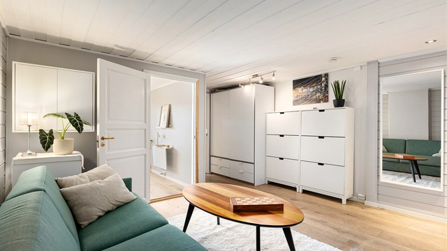 Fra entréen er det videre adkomst til en romslig hall med ekstra plass til yttertøy i garderoseskap og skohyller