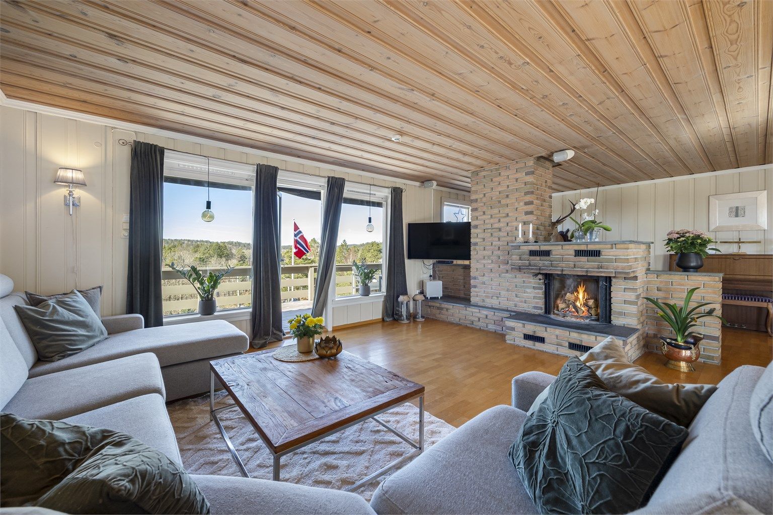 Store vindusflater i stuen gir godt med lys og utsikt over nærområdet. 