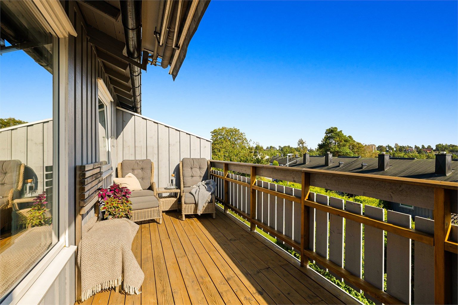 I tillegg til flott utsikt har balkongen også gode solforhold store deler av dagen, sommerstid allerede fra tidlig morgen.