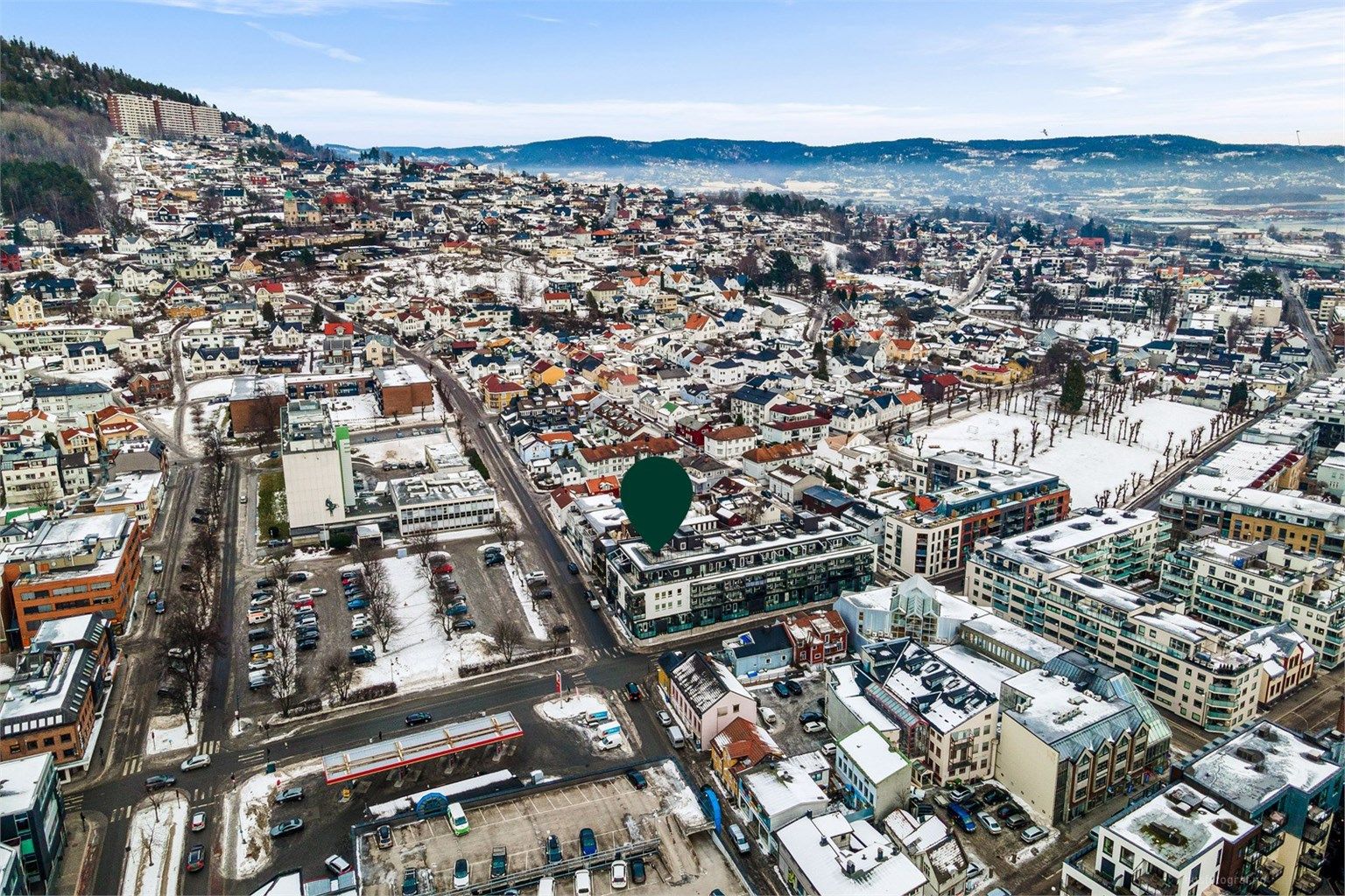 Bussholdeplass ved Tinghuset ligger kun ett minutts gange unna, med hyppige bussavganger.