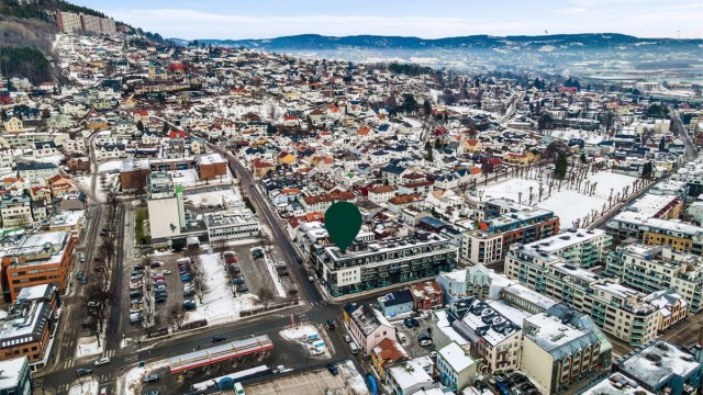 Bussholdeplass ved Tinghuset ligger kun ett minutts gange unna, med hyppige bussavganger.